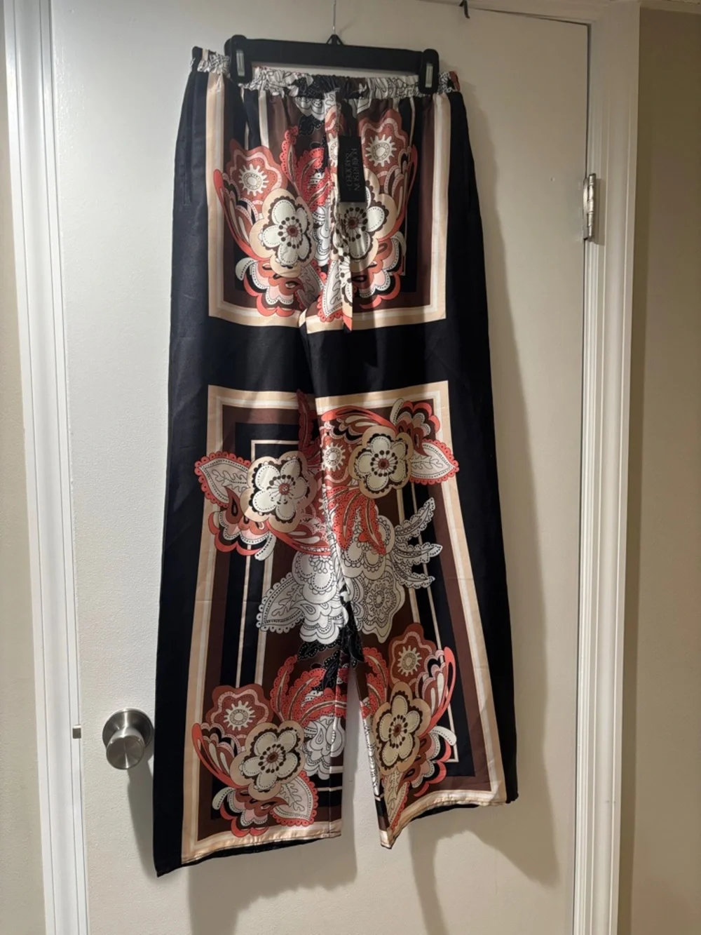 Flash sale - Wide-Leg Floral Print pant - Black and Coral w/ elastic waistband